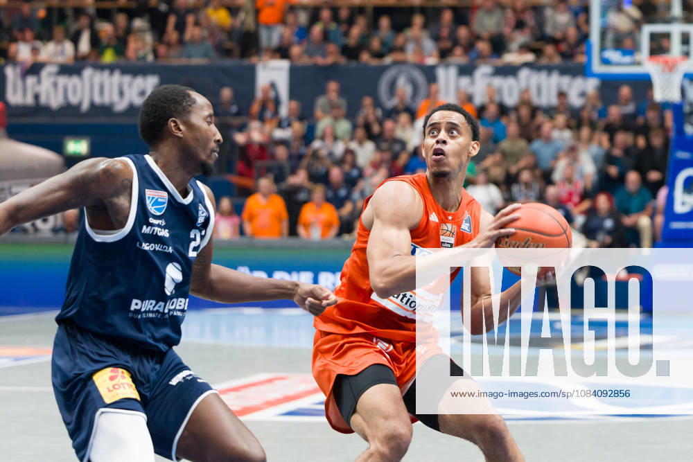 Kris Clyburn MBC, 21, Jaylen Sims Ulm, 30, Syntainics MBC vs. Ratiopharm Ulm, BBL, Men s Basketball 1st Bundesliga, Matchday 4 of the 2026–27 season, October 3, 2026, Weißenfels Stadthalle, Saxony-Anhalt, Germany