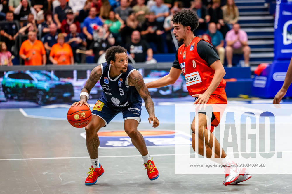 DeLonnie Hunt, SYNTAINICS MBC, 03 on the ball; Adam Atamna, Ratiopharm Ulm, 00 defending; GER; Syntainics MBC vs. Ratiopharm Ulm; Basketball; 1st Bundesliga; Matchday 4; 2026–2027 season; October 3, 2026, GER, Syntainics MBC vs. Ratiopharm Ulm, Basketball, 1st Bundesliga, Matchday 4, 2026–2027 season, October 3, 2026, Weissenfels