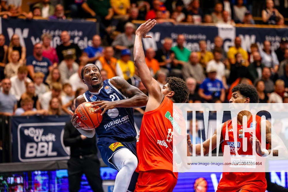 Kris Clyburn (SYNTAINICS MBC), No. 21, with the ball, blocked by Meissa Faye (Ratiopharm Ulm), No. 11, GER, Syntainics MBC vs. Ratiopharm Ulm, Basketball, 1st Bundesliga, Matchday 4, 2026–2027 season, October 3, 2026, GER, Syntainics MBC vs. Ratiopharm Ulm, Basketball, 1st Bundesliga, Matchday 4, 2026–2027 season, October 3, 2026, Weissenfels