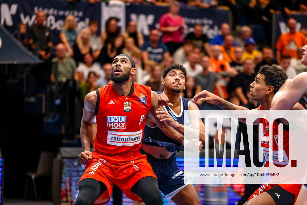 Armel Traore, Ratiopharm Ulm, 94, one-on-one, duel, battle, Kostja Mushidi, SYNTAINICS MBC, 10, GER, Syntainics MBC vs. Ratiopharm Ulm, basketball, 1st Bundesliga, Matchday 4, 2026–2027 Season, October 3, 2026, GER, Syntainics MBC vs. Ratiopharm Ulm, Basketball, 1st Bundesliga, Matchday 4, 2026–2027 Season, October 3, 2026, Weissenfels