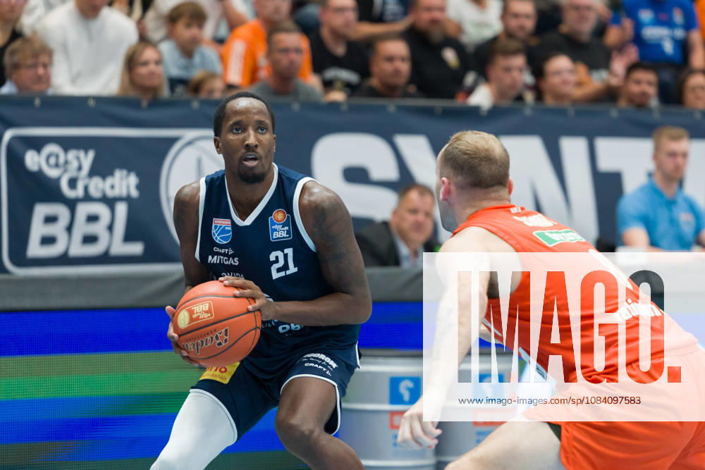 Kris Clyburn MBC, 21, Devin Schmidt Ulm, 8, Syntainics MBC vs. Ratiopharm Ulm, BBL, Men s Basketball 1st Bundesliga, Matchday 4 of the 2026–27 season, March 10, 2026, Weißenfels Stadthalle, Saxony-Anhalt, Germany