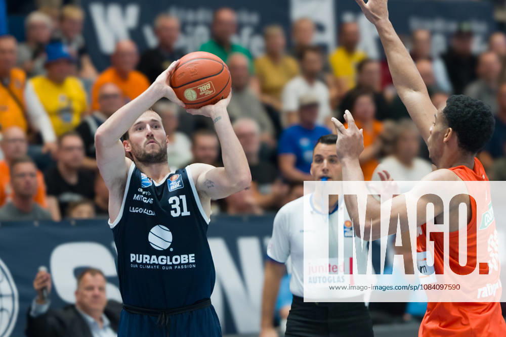 Spencer Reaves MBC, 31, Jaylen Sims Ulm, 30, Syntainics MBC vs. Ratiopharm Ulm, BBL, Men s Basketball 1st Bundesliga, Matchday 4 of the 2026–27 season, October 3, 2026, Weißenfels Stadthalle, Saxony-Anhalt, Germany