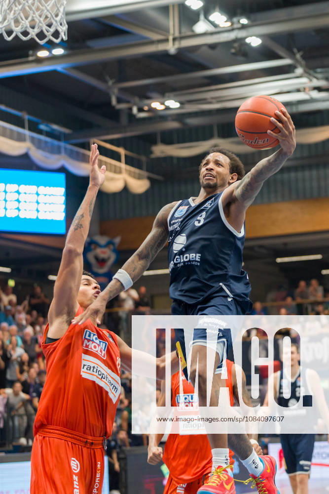 Michael Rataj Ulm, 12, DeLonnie Hunt MBC, 3, Syntainics MBC vs. Ratiopharm Ulm, BBL, Men s Basketball 1st Bundesliga, Matchday 4 of the 2026–27 season, October 3, 2026, Weißenfels City Hall, Saxony-Anhalt, Germany