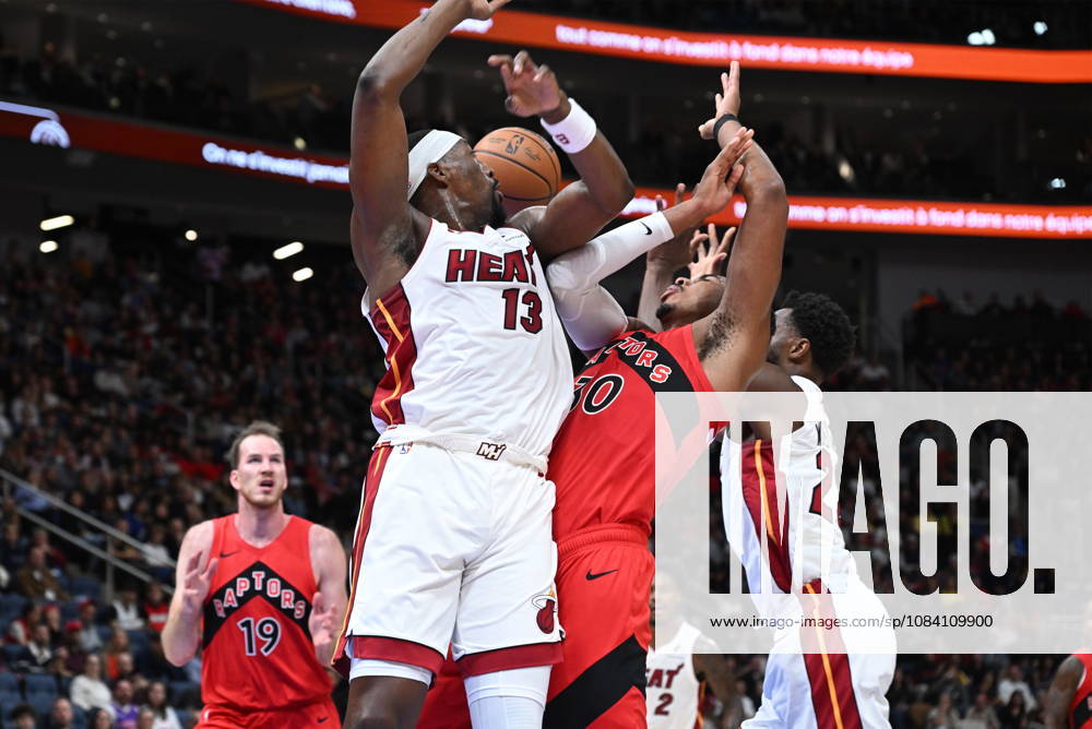 Miami Heat s Bam Adebayo, front left, and Toronto Raptors Collin Murray-Boyles during NBA, Basketball Herren, USA preseason basketball action in Quebec City, Saturday, Oct. 3, 2026. Canada News - October 3, 2026 - ZUMAc35_ 20261003_zaf_c35_122