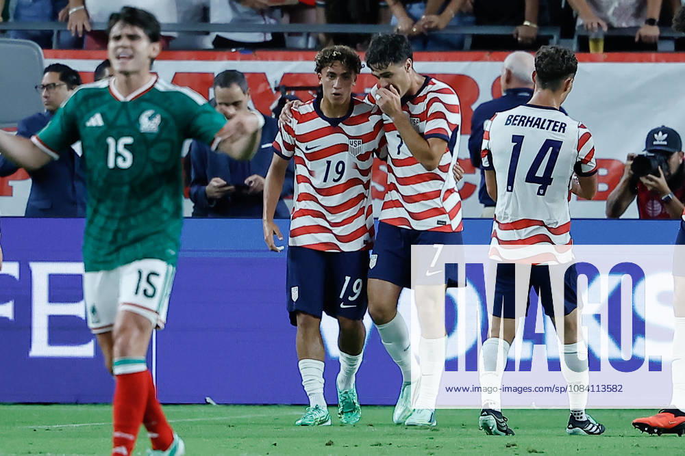 GLENDALE, AZ - OCTOBER 03: United States of America forward Julian Hallt (19) talks to United States of America midfielder Giovanni Reyna (7) after scoring a goal during the International Friendly, Länderspiel, Nationalmannschaft soccer match between Mexico and the United States of America on October 3, 2026 at State Farm Stadium in Glendale, Arizona. (Photo by Kevin Abele Icon Sportswire) SOCCER: OCT 03 USA vs Mexico Icon261003001