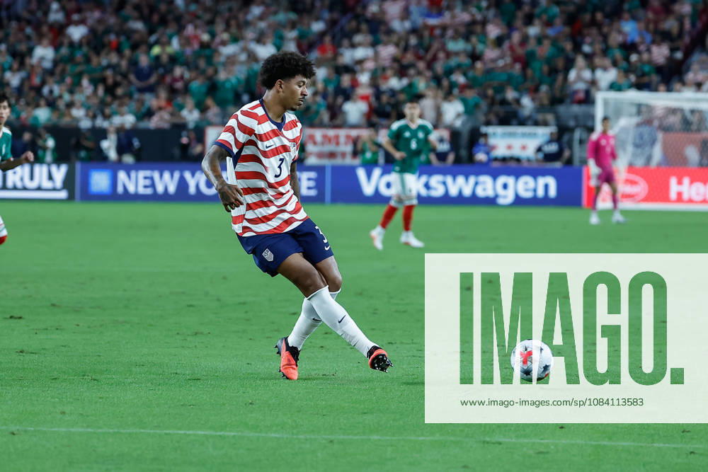 GLENDALE, AZ - OCTOBER 03: United States of America defender Chris Richards (3) passes the ball during the International Friendly, Länderspiel, Nationalmannschaft soccer match between Mexico and the United States of America on October 3, 2026 at State Farm Stadium in Glendale, Arizona. (Photo by Kevin Abele Icon Sportswire) SOCCER: OCT 03 USA vs Mexico Icon261003002