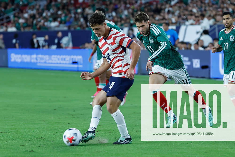 GLENDALE, AZ - OCTOBER 03: United States of America midfielder Sebastian Berhalter (14) passes the ball during the International Friendly, Länderspiel, Nationalmannschaft soccer match between Mexico and the United States of America on October 3, 2026 at State Farm Stadium in Glendale, Arizona. (Photo by Kevin Abele Icon Sportswire) SOCCER: OCT 03 USA vs Mexico Icon261003003