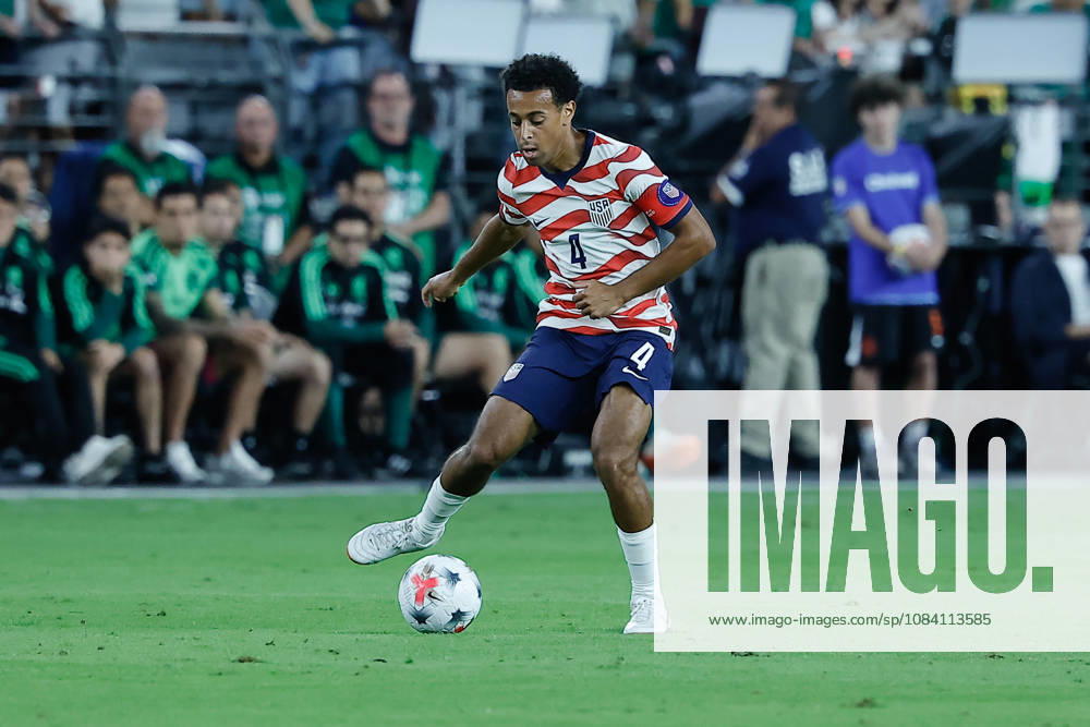 GLENDALE, AZ - OCTOBER 03: United States of America midfielder Tyler Adams (4) controls the ball during the International Friendly, Länderspiel, Nationalmannschaft soccer match between Mexico and the United States of America on October 3, 2026 at State Farm Stadium in Glendale, Arizona. (Photo by Kevin Abele Icon Sportswire) SOCCER: OCT 03 USA vs Mexico Icon261003004