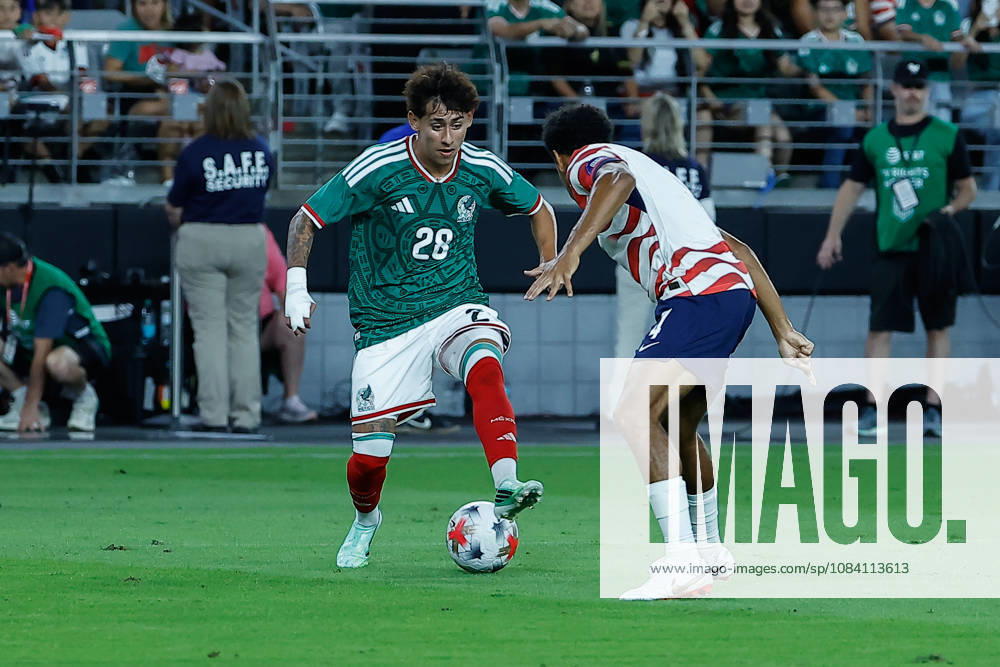 GLENDALE, AZ - OCTOBER 03: Mexico midfielder Santiago Sandoval (28) controls the ball during the International Friendly, Länderspiel, Nationalmannschaft soccer match between Mexico and the United States of America on October 3, 2026 at State Farm Stadium in Glendale, Arizona. (Photo by Kevin Abele Icon Sportswire) SOCCER: OCT 03 USA vs Mexico Icon261003006