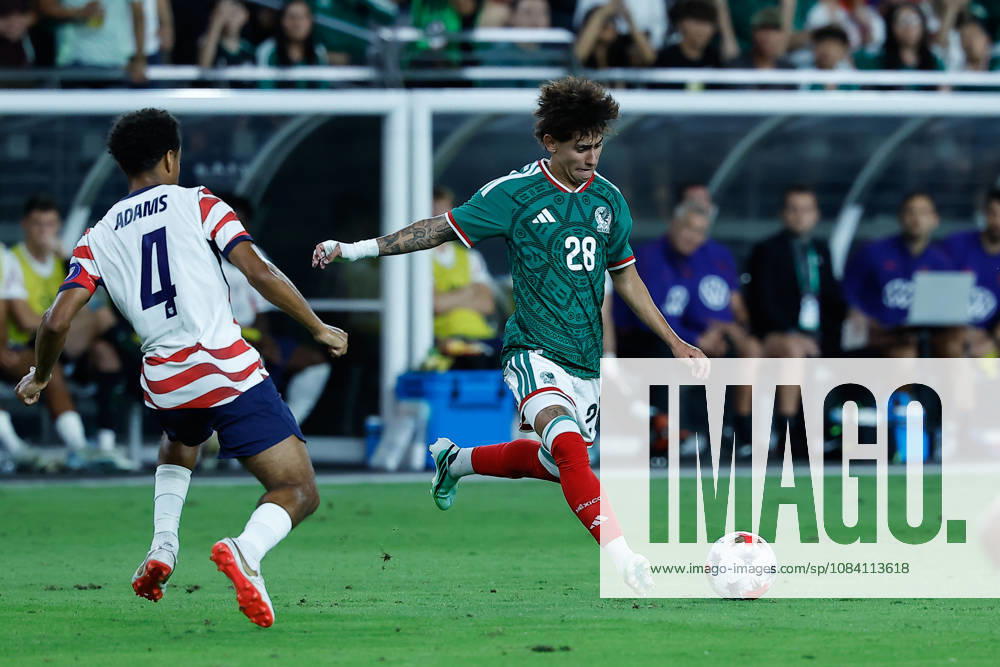 GLENDALE, AZ - OCTOBER 03: Mexico midfielder Santiago Sandoval (28) passes the ball during the International Friendly, Länderspiel, Nationalmannschaft soccer match between Mexico and the United States of America on October 3, 2026 at State Farm Stadium in Glendale, Arizona. (Photo by Kevin Abele Icon Sportswire) SOCCER: OCT 03 USA vs Mexico Icon261003009