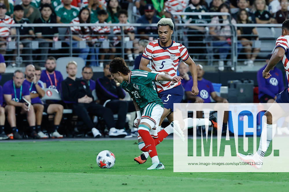 GLENDALE, AZ - OCTOBER 03: Mexico midfielder Santiago Sandoval (28) chases the ball defended by United States of America defender Antonee Robinson (5) during the International Friendly, Länderspiel, Nationalmannschaft soccer match between Mexico and the United States of America on October 3, 2026 at State Farm Stadium in Glendale, Arizona. (Photo by Kevin Abele Icon Sportswire) SOCCER: OCT 03 USA vs Mexico Icon261003010