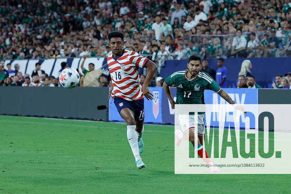 GLENDALE, AZ - OCTOBER 03: United States of America defender Alex Freeman (16)and Mexico midfielder Orbelin Pineda (17) chase the ball during the International Friendly, Länderspiel, Nationalmannschaft soccer match between Mexico and the United States of America on October 3, 2026 at State Farm Stadium in Glendale, Arizona. (Photo by Kevin Abele Icon Sportswire) SOCCER: OCT 03 USA vs Mexico Icon261003011