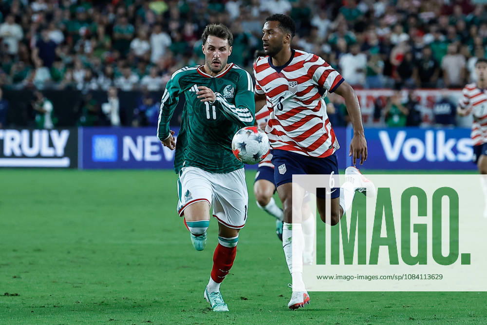 GLENDALE, AZ - OCTOBER 03: Mexico forward Santiago Giménez (11) chases the ball during the International Friendly, Länderspiel, Nationalmannschaft soccer match between Mexico and the United States of America on October 3, 2026 at State Farm Stadium in Glendale, Arizona. (Photo by Kevin Abele Icon Sportswire) SOCCER: OCT 03 USA vs Mexico Icon261003013
