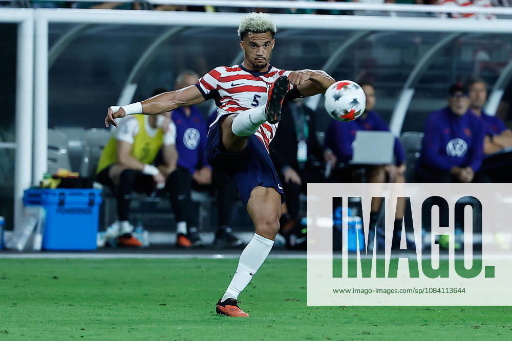 GLENDALE, AZ - OCTOBER 03: United States of America defender Antonee Robinson (5) controls the ball during the International Friendly, Länderspiel, Nationalmannschaft soccer match between Mexico and the United States of America on October 3, 2026 at State Farm Stadium in Glendale, Arizona. (Photo by Kevin Abele Icon Sportswire) SOCCER: OCT 03 USA vs Mexico Icon261003014