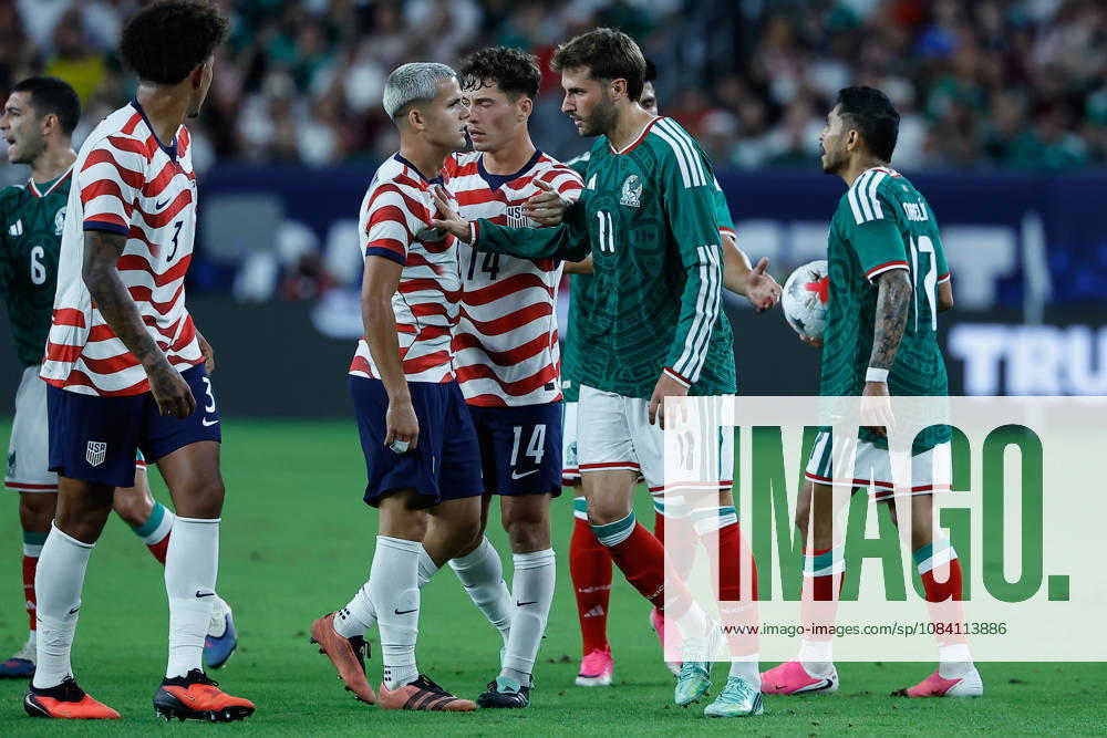 GLENDALE, AZ - OCTOBER 03: Mexico forward Santiago Giménez (11) pushes United States of America Cavan Sullivan (8) after a play during the International Friendly, Länderspiel, Nationalmannschaft soccer match between Mexico and the United States of America on October 3, 2026 at State Farm Stadium in Glendale, Arizona. (Photo by Kevin Abele Icon Sportswire) SOCCER: OCT 03 USA vs Mexico Icon261003016
