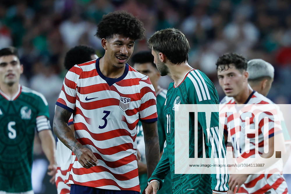 GLENDALE, AZ - OCTOBER 03: United States of America defender Chris Richards (3) talks with Mexico forward Santiago Giménez (11) after a play during the International Friendly, Länderspiel, Nationalmannschaft soccer match between Mexico and the United States of America on October 3, 2026 at State Farm Stadium in Glendale, Arizona. (Photo by Kevin Abele Icon Sportswire) SOCCER: OCT 03 USA vs Mexico Icon261003017