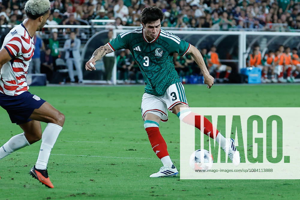 GLENDALE, AZ - OCTOBER 03: Mexico defender Diego Campillo (3) controls the ball during the International Friendly, Länderspiel, Nationalmannschaft soccer match between Mexico and the United States of America on October 3, 2026 at State Farm Stadium in Glendale, Arizona. (Photo by Kevin Abele Icon Sportswire) SOCCER: OCT 03 USA vs Mexico Icon261003018
