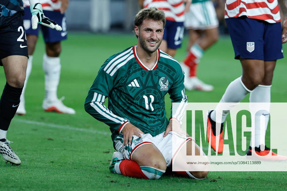 GLENDALE, AZ - OCTOBER 03: Mexico forward Santiago Giménez (11) smiles after a missed shot during the International Friendly, Länderspiel, Nationalmannschaft soccer match between Mexico and the United States of America on October 3, 2026 at State Farm Stadium in Glendale, Arizona. (Photo by Kevin Abele Icon Sportswire) SOCCER: OCT 03 USA vs Mexico Icon261003019