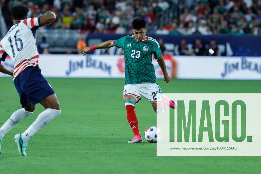 GLENDALE, AZ - OCTOBER 03: Mexico defender Jesus Gallardo (23) passes the ball during the International Friendly, Länderspiel, Nationalmannschaft soccer match between Mexico and the United States of America on October 3, 2026 at State Farm Stadium in Glendale, Arizona. (Photo by Kevin Abele Icon Sportswire) SOCCER: OCT 03 USA vs Mexico Icon261003022