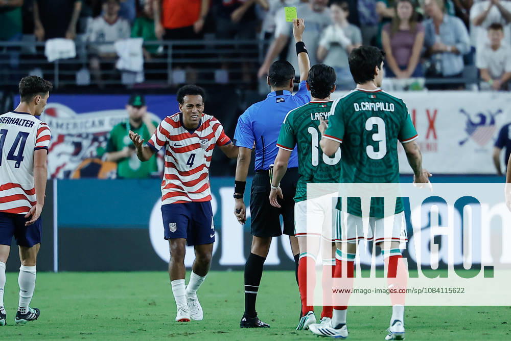 GLENDALE, AZ - OCTOBER 03: United States of America midfielder Tyler Adams (4) races after getting a yellow card during the International Friendly, Länderspiel, Nationalmannschaft soccer match between Mexico and the United States of America on October 3, 2026 at State Farm Stadium in Glendale, Arizona. (Photo by Kevin Abele Icon Sportswire) SOCCER: OCT 03 USA vs Mexico Icon261003025