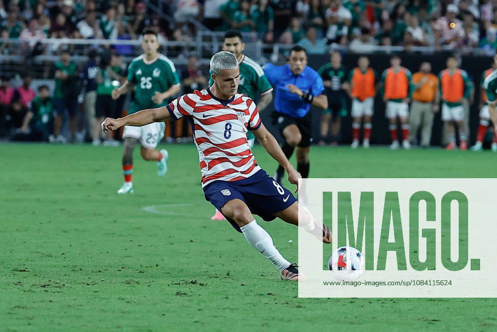 GLENDALE, AZ - OCTOBER 03: United States of America forward Cavan Sullivan (8) shoots the ball for his first international goal during the International Friendly, Länderspiel, Nationalmannschaft soccer match between Mexico and the United States of America on October 3, 2026 at State Farm Stadium in Glendale, Arizona. (Photo by Kevin Abele Icon Sportswire) SOCCER: OCT 03 USA vs Mexico Icon261003027