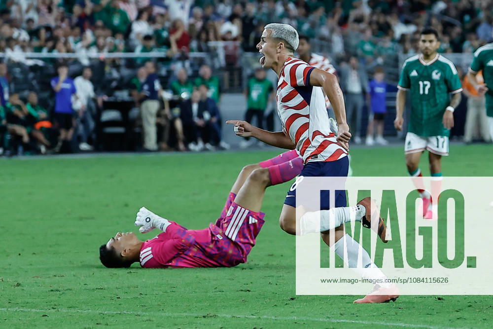 GLENDALE, AZ - OCTOBER 03: United States of America forward Cavan Sullivan (8) celibrates after his first international goal during the International Friendly, Länderspiel, Nationalmannschaft soccer match between Mexico and the United States of America on October 3, 2026 at State Farm Stadium in Glendale, Arizona. (Photo by Kevin Abele Icon Sportswire) SOCCER: OCT 03 USA vs Mexico Icon261003028