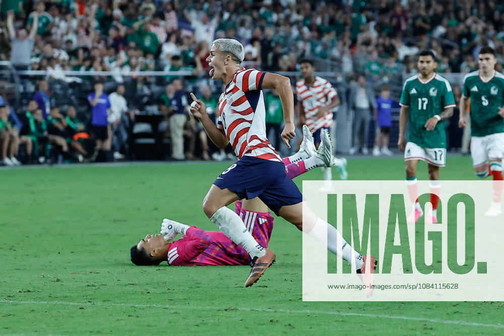 GLENDALE, AZ - OCTOBER 03: United States of America forward Cavan Sullivan (8) celibrates after his first international goal during the International Friendly, Länderspiel, Nationalmannschaft soccer match between Mexico and the United States of America on October 3, 2026 at State Farm Stadium in Glendale, Arizona. (Photo by Kevin Abele Icon Sportswire) SOCCER: OCT 03 USA vs Mexico Icon261003029