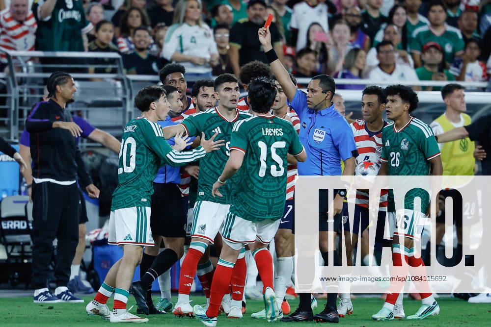 GLENDALE, AZ - OCTOBER 03: Mexico defender Mateo Chavez (20) reacts after a red card during the International Friendly, Länderspiel, Nationalmannschaft soccer match between Mexico and the United States of America on October 3, 2026 at State Farm Stadium in Glendale, Arizona. (Photo by Kevin Abele Icon Sportswire) SOCCER: OCT 03 USA vs Mexico Icon261003033