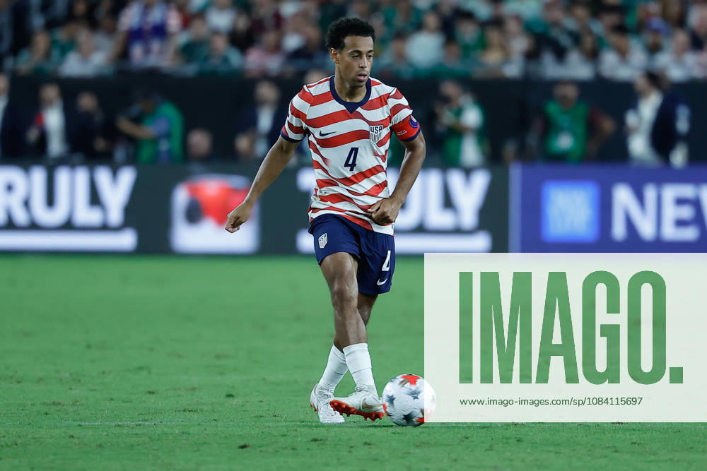 GLENDALE, AZ - OCTOBER 03: United States of America midfielder Tyler Adams (4) passes the ball during the International Friendly, Länderspiel, Nationalmannschaft soccer match between Mexico and the United States of America on October 3, 2026 at State Farm Stadium in Glendale, Arizona. (Photo by Kevin Abele Icon Sportswire) SOCCER: OCT 03 USA vs Mexico Icon261003035