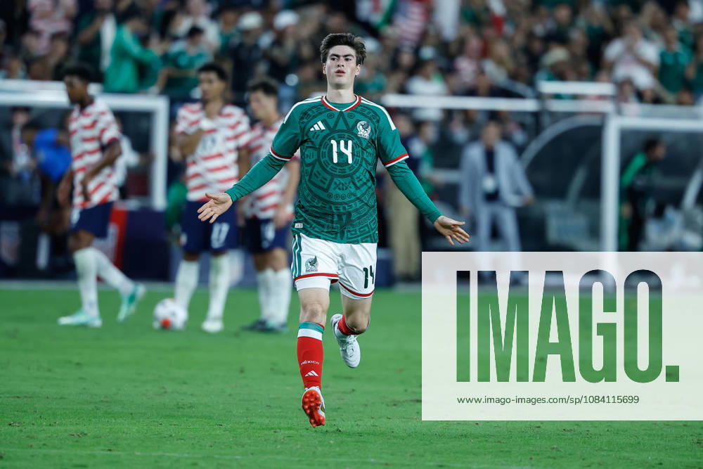 GLENDALE, AZ - OCTOBER 03: Mexico forward Armando Gonzalez (14) runs onto the field during the International Friendly, Länderspiel, Nationalmannschaft soccer match between Mexico and the United States of America on October 3, 2026 at State Farm Stadium in Glendale, Arizona. (Photo by Kevin Abele Icon Sportswire) SOCCER: OCT 03 USA vs Mexico Icon261003036