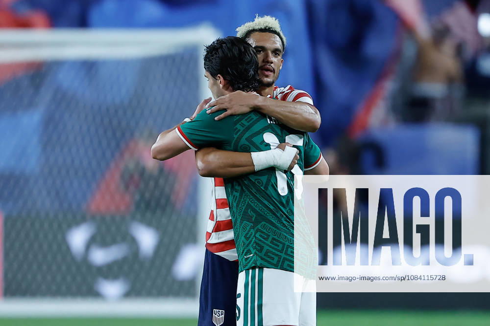 GLENDALE, AZ - OCTOBER 03: United States of America defender Antonee Robinson (5) and Mexico defender Israel Reyes (15) hug after the International Friendly, Länderspiel, Nationalmannschaft soccer match between Mexico and the United States of America on October 3, 2026 at State Farm Stadium in Glendale, Arizona. (Photo by Kevin Abele Icon Sportswire) SOCCER: OCT 03 USA vs Mexico Icon261003045