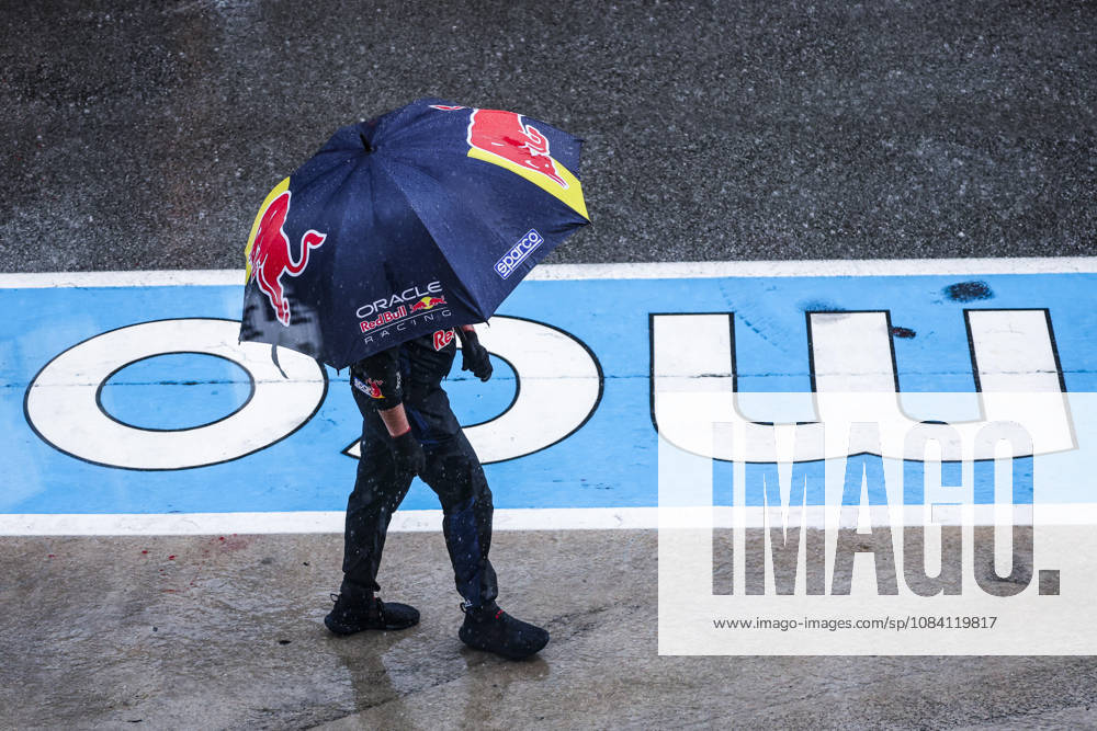 F1 - BAHRAIN GRAND PRIX IN MALAYSIA 2026 Red Bull Racing, mechanic, mecanicien, mechanics, umbrella during the 2026 Formula 1 Bahrain Grand Prix in Malaysia, 16th round of the 2026 Formula One World Championship, WM, Weltmeisterschaft from October 2 to 4, 2026 on the Sepang International Circuit, in Sepang, Malaysia - SepangMalaysia