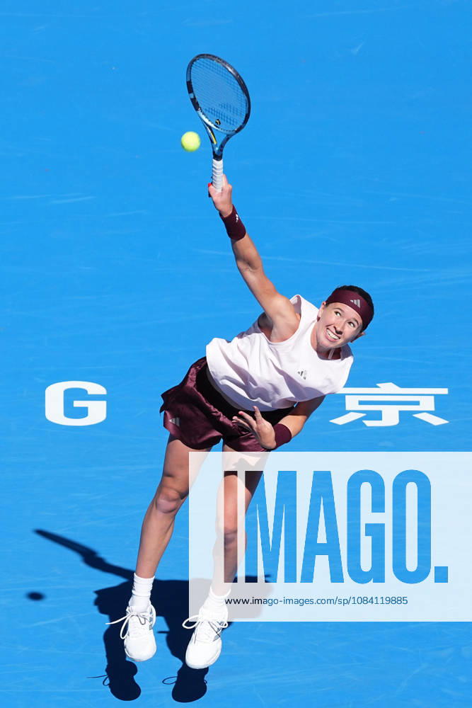 (261004) -- BEIJING, Oct. 4, 2026 -- Nikola Bartunkova serves during the women s singles third round match between Aryna Sabalenka of Belarus and Nikola Bartunkova of the Czech Republic at 2026 China Open tennis tournament in Beijing, China, Oct. 4, 2026. ) (SP)CHINA-BEIJING-TENNIS-CHINA OPEN-WOMEN S SINGLES(CN) JuxHuanzong