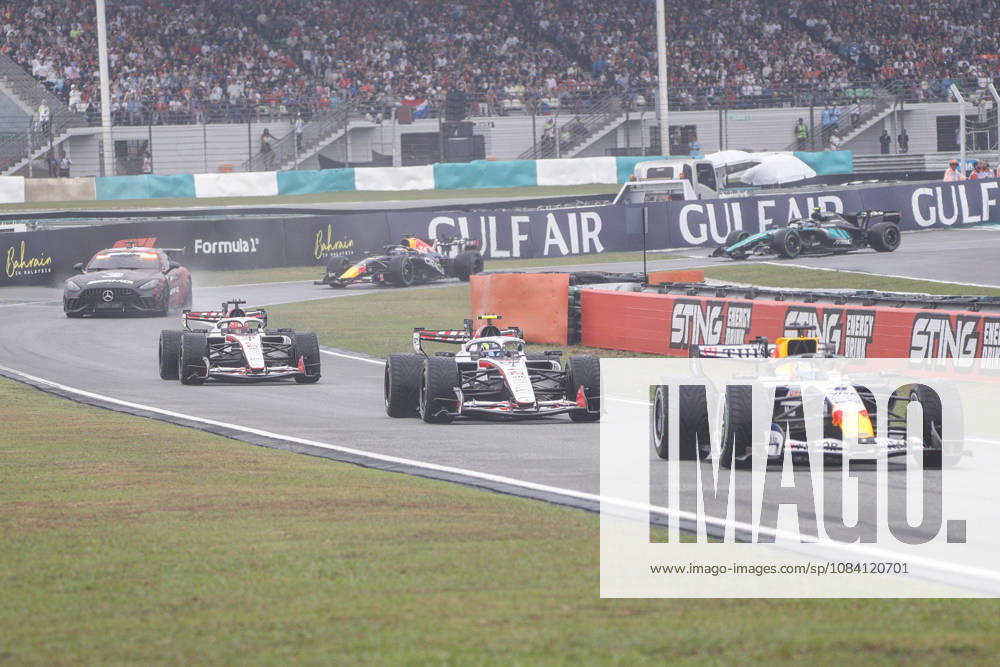Formula 1 Gulf Air Bahrain Grand Prix in Malaysia 2026 Arvid Lindblad (GBR), Visa Cash App Racing Bulls Formula One Team , VCARB 03, Car 41 leading the cars, and between the F1 cars is a Mercedes-AMG GT 63 PRO 4MATIC Safety Car during Formula 1 Gulf Air Bahrain Grand Prix in Malaysia 2026 on October 4., 2026 in Sepang International Circuit, Sepang, Malaysia Zsombor Toth Sepang Sepang International Circuit Selangor Malaysia