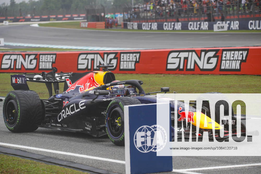 Formula 1 Gulf Air Bahrain Grand Prix in Malaysia 2026 Max Verstappen (NED), Oracle Red Bull Racing , RB22, Car 3 and the other cars entering the pit lane during red flag, Formula 1 Gulf Air Bahrain Grand Prix in Malaysia 2026 on October 4., 2026 in Sepang International Circuit, Sepang, Malaysia Zsombor Toth Sepang Sepang International Circuit Selangor Malaysia
