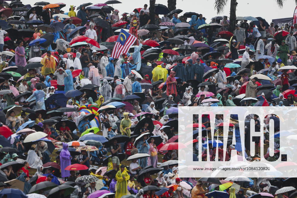 F1 - BAHRAIN GRAND PRIX IN MALAYSIA 2026 Illustration, fans, umbrella, rain during the 2026 Formula 1 Bahrain Grand Prix in Malaysia, 16th round of the 2026 Formula One World Championship, WM, Weltmeisterschaft from October 2 to 4, 2026 on the Sepang International Circuit, in Sepang, Malaysia - SepangMalaysia