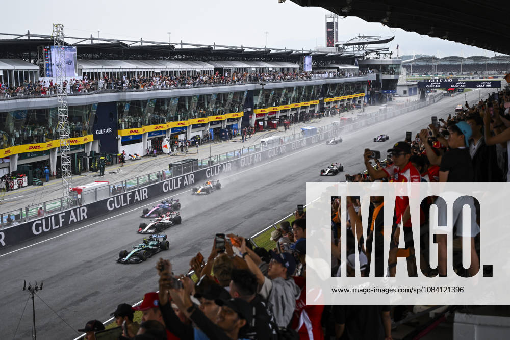 F1 - BAHRAIN GRAND PRIX IN MALAYSIA 2026 Start of the race, 14 ALONSO Fernando (spa), Aston Martin F1 Team AMR26, action during the 2026 Formula 1 Bahrain Grand Prix in Malaysia, 16th round of the 2026 Formula One World Championship, WM, Weltmeisterschaft from October 2 to 4, 2026 on the Sepang International Circuit, in Sepang, Malaysia - SepangMalaysia