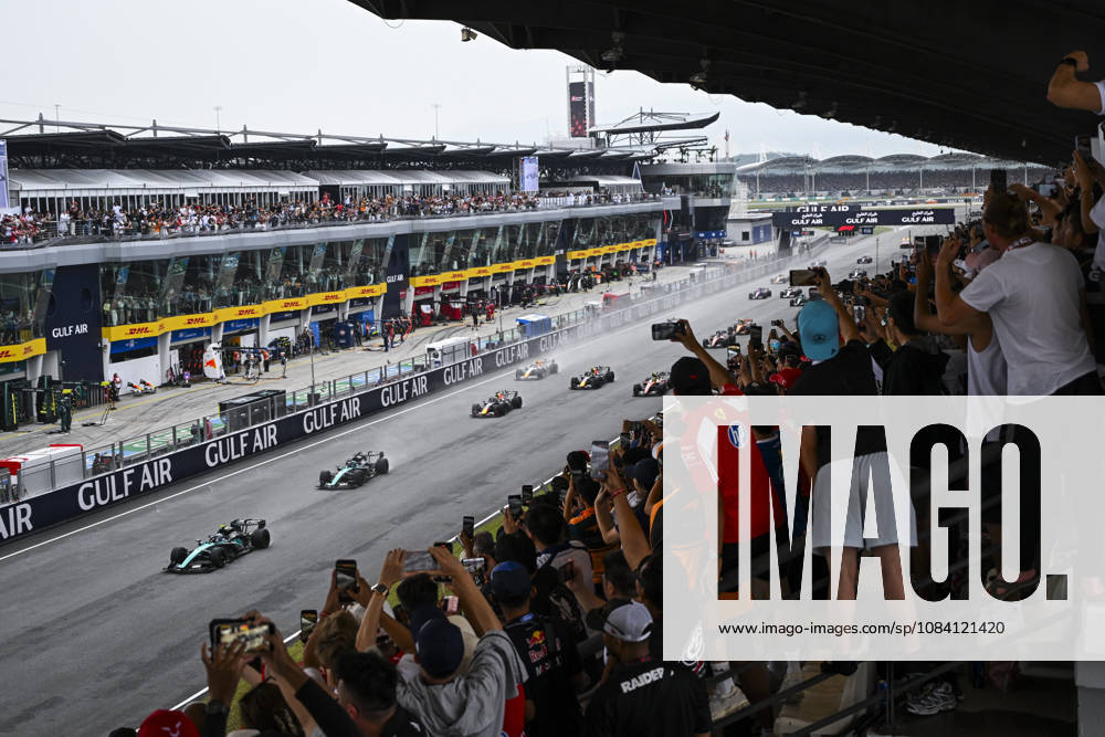 F1 - BAHRAIN GRAND PRIX IN MALAYSIA 2026 Start of the race, 12 KIMI ANTONELLI Andrea (ita), Mercedes AMG F1 Team W17, 63 RUSSELL George (gbr), Mercedes AMG F1 Team W17, action during the 2026 Formula 1 Bahrain Grand Prix in Malaysia, 16th round of the 2026 Formula One World Championship, WM, Weltmeisterschaft from October 2 to 4, 2026 on the Sepang International Circuit, in Sepang, Malaysia - SepangMalaysia