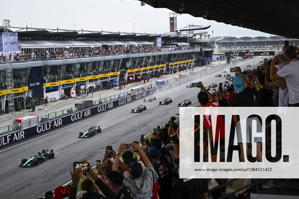 F1 - BAHRAIN GRAND PRIX IN MALAYSIA 2026 Start of the race, 12 KIMI ANTONELLI Andrea (ita), Mercedes AMG F1 Team W17, 63 RUSSELL George (gbr), Mercedes AMG F1 Team W17, action during the 2026 Formula 1 Bahrain Grand Prix in Malaysia, 16th round of the 2026 Formula One World Championship, WM, Weltmeisterschaft from October 2 to 4, 2026 on the Sepang International Circuit, in Sepang, Malaysia - SepangMalaysia
