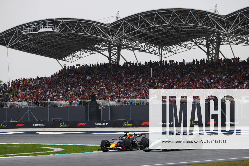 F1 - BAHRAIN GRAND PRIX IN MALAYSIA 2026 03 VERSTAPPEN Max (nld), Red Bull Racing Ford RB22, 63 RUSSELL George (gbr), Mercedes AMG F1 Team W17, action during the 2026 Formula 1 Bahrain Grand Prix in Malaysia, 16th round of the 2026 Formula One World Championship, WM, Weltmeisterschaft from October 2 to 4, 2026 on the Sepang International Circuit, in Sepang, Malaysia - SepangMalaysia
