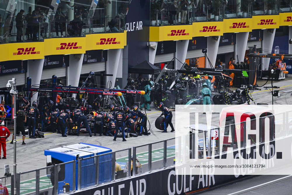 F1 - BAHRAIN GRAND PRIX IN MALAYSIA 2026 Pit stop, 03 VERSTAPPEN Max (nld), Red Bull Racing Ford RB22, 12 KIMI ANTONELLI Andrea (ita), Mercedes AMG F1 Team W17, action during the 2026 Formula 1 Bahrain Grand Prix in Malaysia, 16th round of the 2026 Formula One World Championship, WM, Weltmeisterschaft from October 2 to 4, 2026 on the Sepang International Circuit, in Sepang, Malaysia - SepangMalaysia