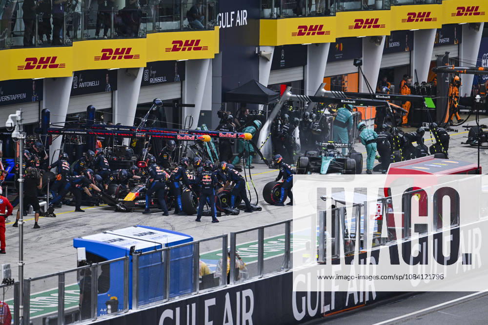 F1 - BAHRAIN GRAND PRIX IN MALAYSIA 2026 Pit stop, 03 VERSTAPPEN Max (nld), Red Bull Racing Ford RB22, 12 KIMI ANTONELLI Andrea (ita), Mercedes AMG F1 Team W17, action during the 2026 Formula 1 Bahrain Grand Prix in Malaysia, 16th round of the 2026 Formula One World Championship, WM, Weltmeisterschaft from October 2 to 4, 2026 on the Sepang International Circuit, in Sepang, Malaysia - SepangMalaysia