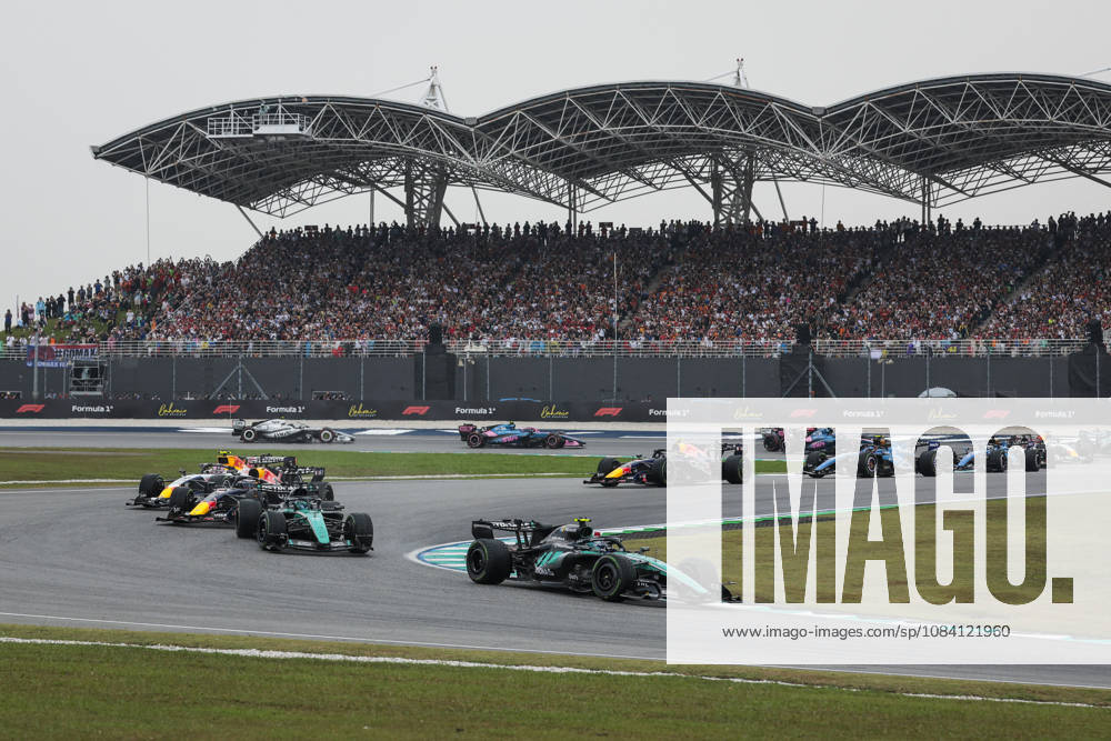 F1 - BAHRAIN GRAND PRIX IN MALAYSIA 2026 Start of the race, 12 KIMI ANTONELLI Andrea (ita), Mercedes AMG F1 Team W17, action during the 2026 Formula 1 Bahrain Grand Prix in Malaysia, 16th round of the 2026 Formula One World Championship, WM, Weltmeisterschaft from October 2 to 4, 2026 on the Sepang International Circuit, in Sepang, Malaysia - SepangMalaysia