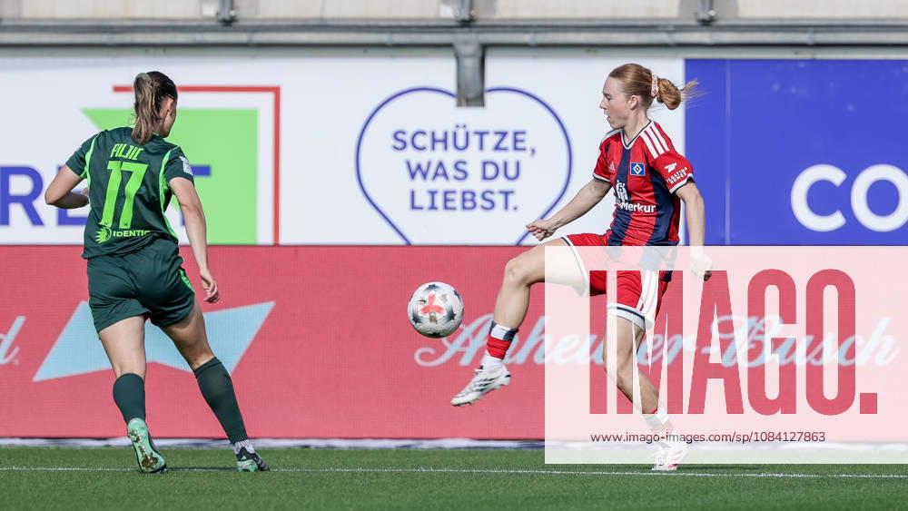 From left: Katharina Piljic (VfL Wolfsburg), 17, and Carla Morich (Hamburger SV, HSV), 10, in a one-on-one battle, duel, dynamic moment, action, game scene, DFB REGULATIONS PROHIBIT ANY USE OF PHOTOGRAPHS AS SEQUENCE IMAGES AND OR VIDEO-LIKE PHOTO SERIES DFB REGULATIONS PROHIBIT ANY USE OF PHOTOGRAPHS AS SEQUENCE IMAGESENCES AND OR QUASI-VIDEO, April 10, 2026, Wolfsburg, Germany, Soccer, Google Pixel Women’s Bundesliga, VfL Wolfsburg vs. Hamburger SV