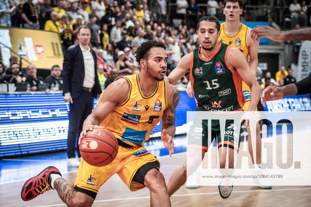 Ishmael Leggett, MHP RIESEN Ludwigsburg, 05 vs. Jordan Roland, VET CONCEPT Gladiators Trier, 15 GER, MHP Riesen Ludwigsburg vs. VET CONCEPT Gladiators Trier, Basketball Bundesliga, easycredit BBL, Matchday 4, 2026–2027 Season, October 4, 2026 GER, MHP Riesen Ludwigsburg vs. VET CONCEPT Gladiators Trier, Basketball Bundesliga, easycredit BBL, Matchday 4, 2026–2027 season, October 4, 2026 Ludwigsburg