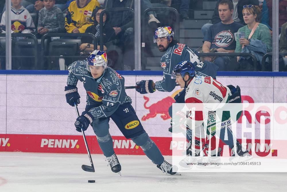 One-on-one, action, featuring Brady Ferguson 12 (EHC Red Bull Munich) and Moritz Elias 46 (Augsburger Panther), EHC Red Bull Munich vs. Augsburger Panther, Matchday 6, Ice Hockey, Penny DEL, October 3, 2026, Munich, Bavaria, Germany