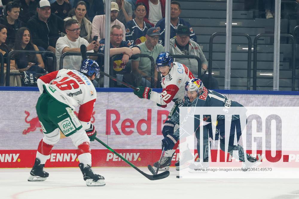 One-on-one, action, featuring Cameron Wright 16 of the Augsburg Panthers, Philipp Krauss 20 of the Augsburg Panthers, Brady Ferguson 12 of EHC Red Bull Munich, EHC Red Bull Munich vs. Augsburg Panthers, Matchday 6, Ice Hockey, Penny DEL, October 3, 2026, Munich, Bavaria, Germany