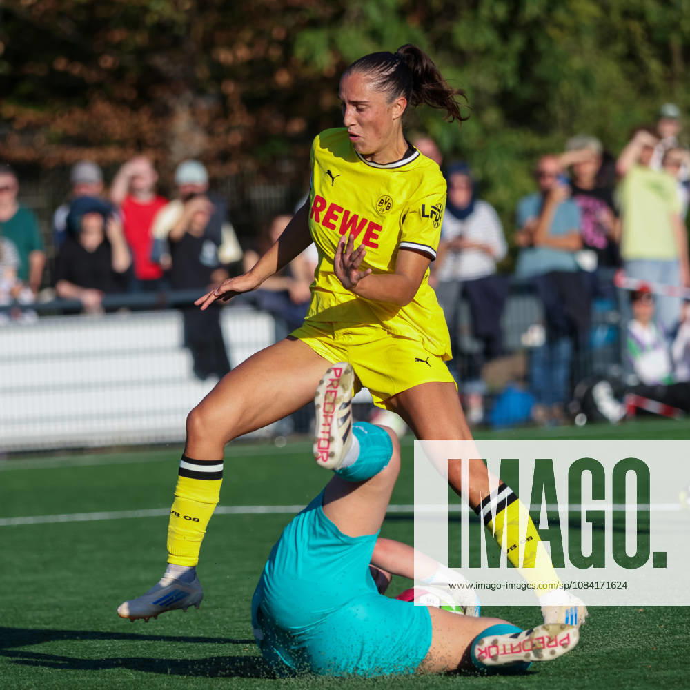 Jenske Steenwijk (BVB) vs. Goalkeeper Felicitas Müller (Cologne), DJK Südwest Cologne vs. Borussia Dortmund, Women s Regionalliga West, Matchday 7, Cologne