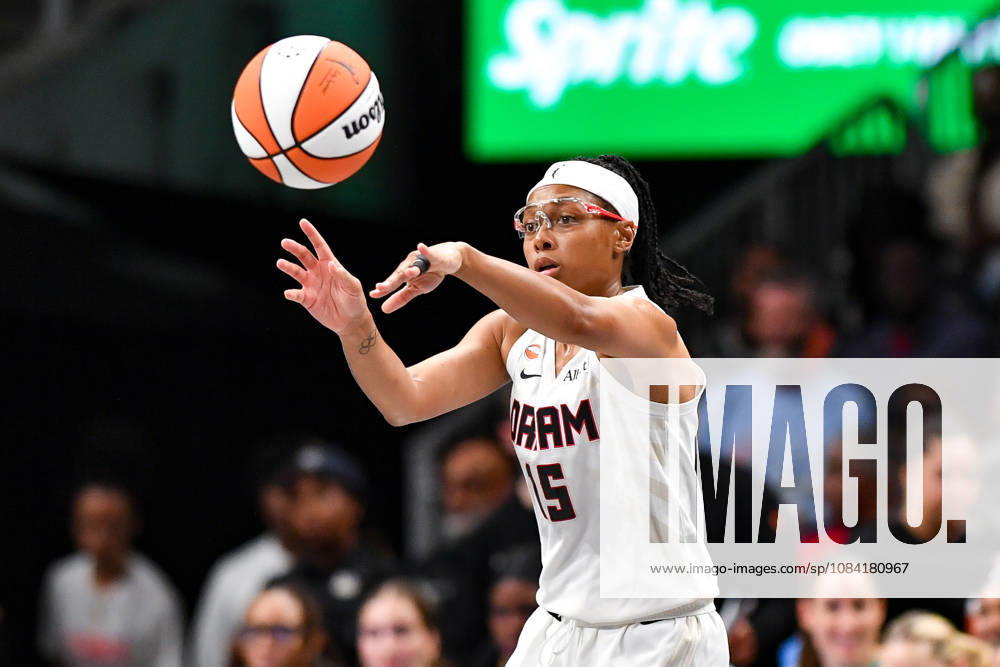 ATLANTA, GA - OCTOBER 04: Atlanta guard Allisha Gray (15) passes the ball during the WNBA, Basketball Damen, USA second round playoff game between the New York Liberty and the Atlanta Dream on October 4th, 2026 at State Farm Arena in Atlanta, GA. (Photo by Rich von Biberstein Icon Sportswire) WNBA: OCT 04 New York Liberty at Atlanta Dream Icon261004057