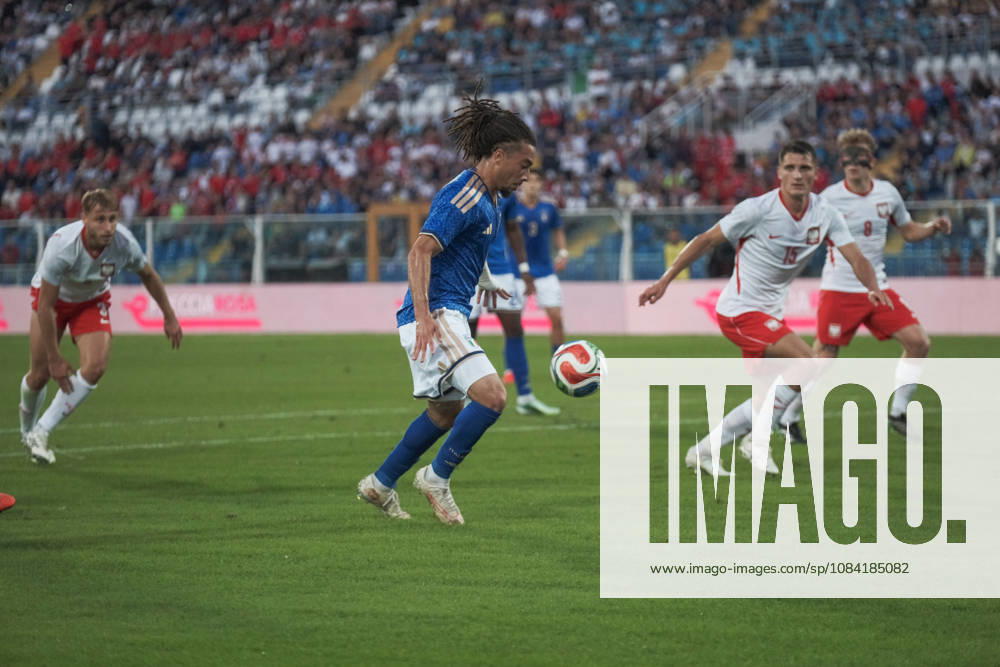 IPA89339830 - Koleosho ( 11 Italy) during the 2027 European Under-21 Championship Qualifying Round—Italy vs. Poland, UEFA European Football Championship in Pescara, Italy
